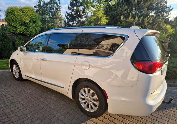 Chrysler Pacifica cena 114900 przebieg: 146000, rok produkcji 2018 z Otwock małe 704